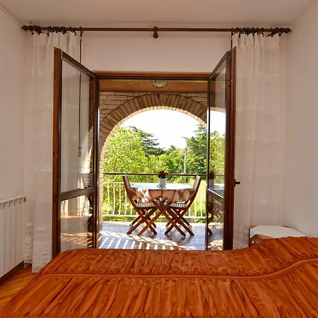 & Milka 1633 Пула