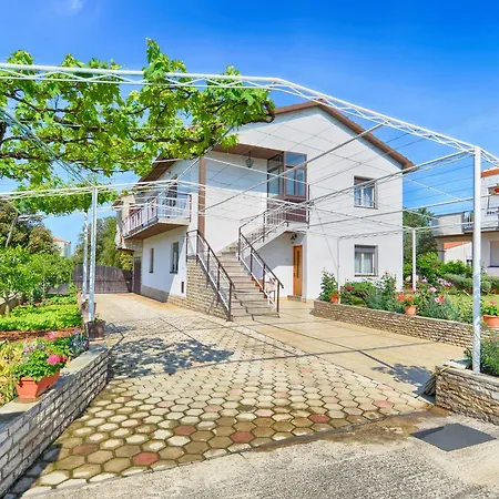 & Milka 1633 3* Пула