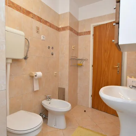 & Milka 1633 3* Пула