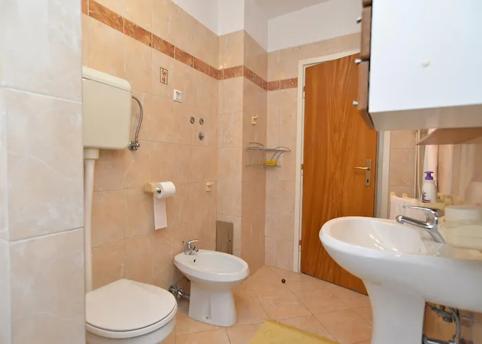 & Milka 1633 3* Pula